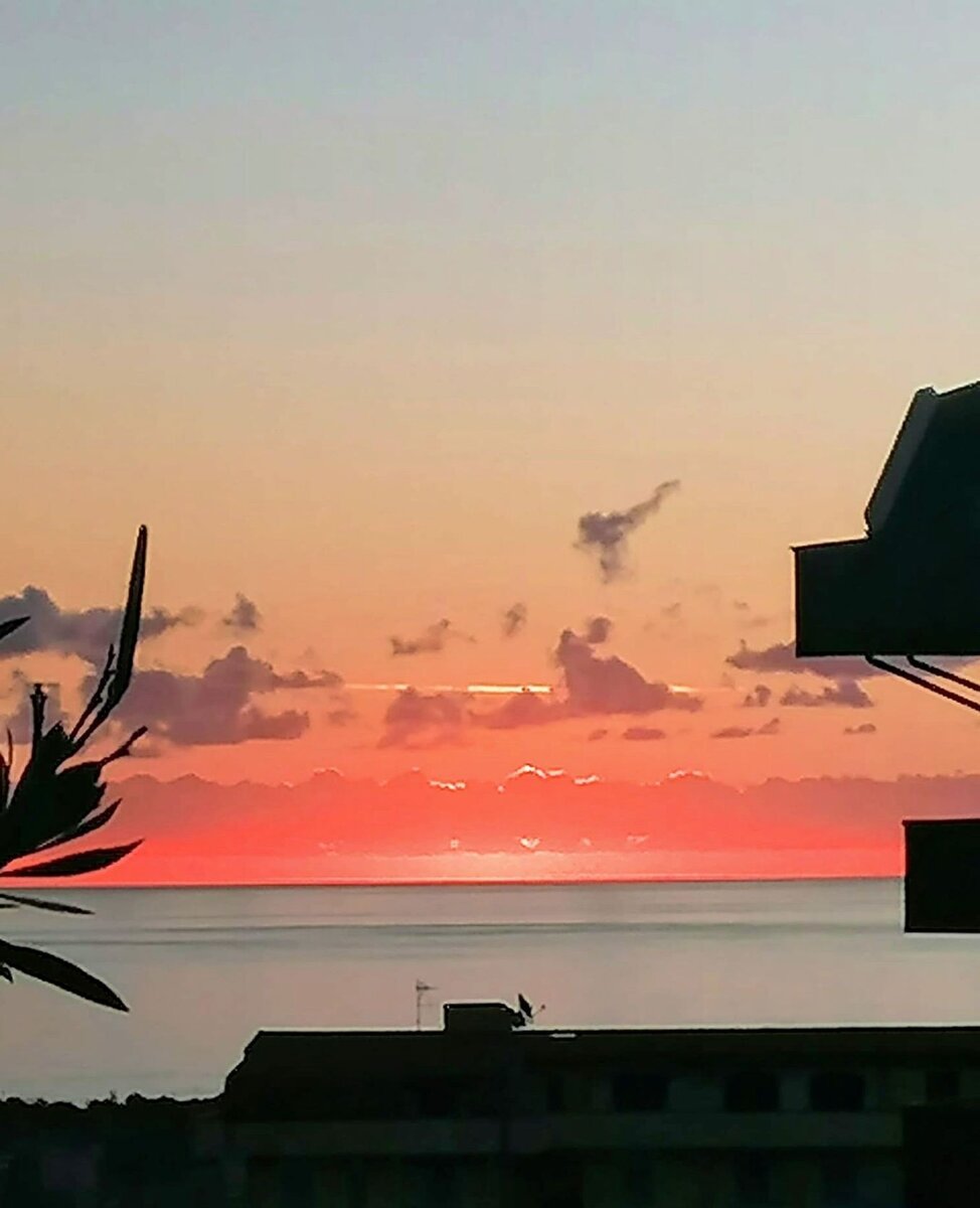 Закат над Тирренском морем в городе Скалея.  Средиземноморье. Италия. Фото из личного архива автора.