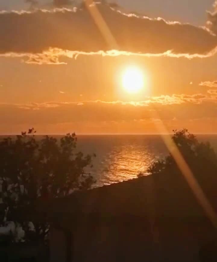 Закат над Тирренском морем в городе Скалея.  Средиземноморье. Италия. Фото из личного архива автора.