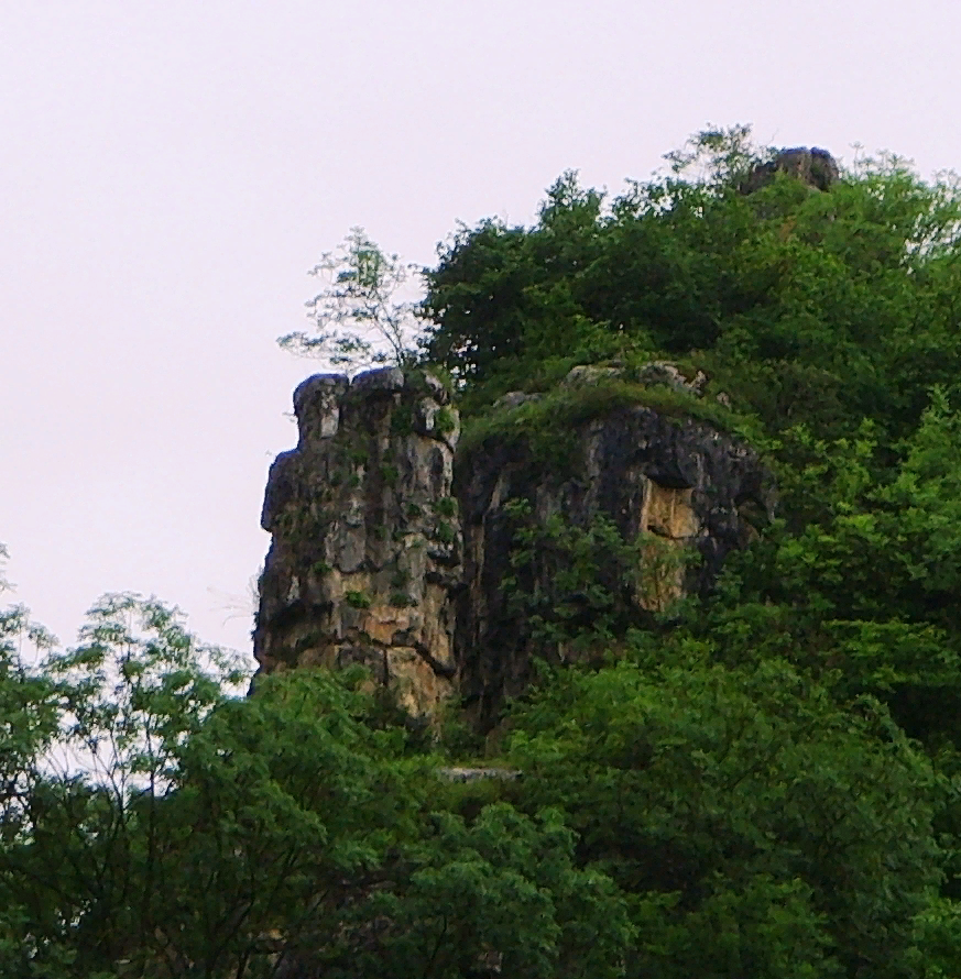 скалы похожие на средневековый замок
