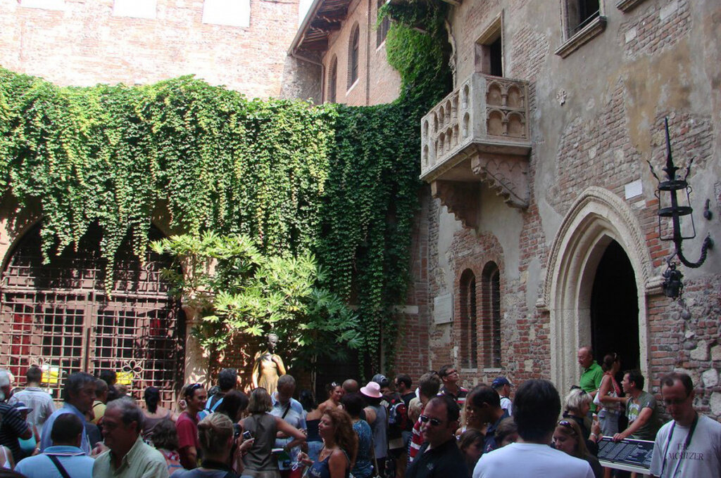 "Тот самый" балкон, придуманный Шекспиром, созерцается туристами.