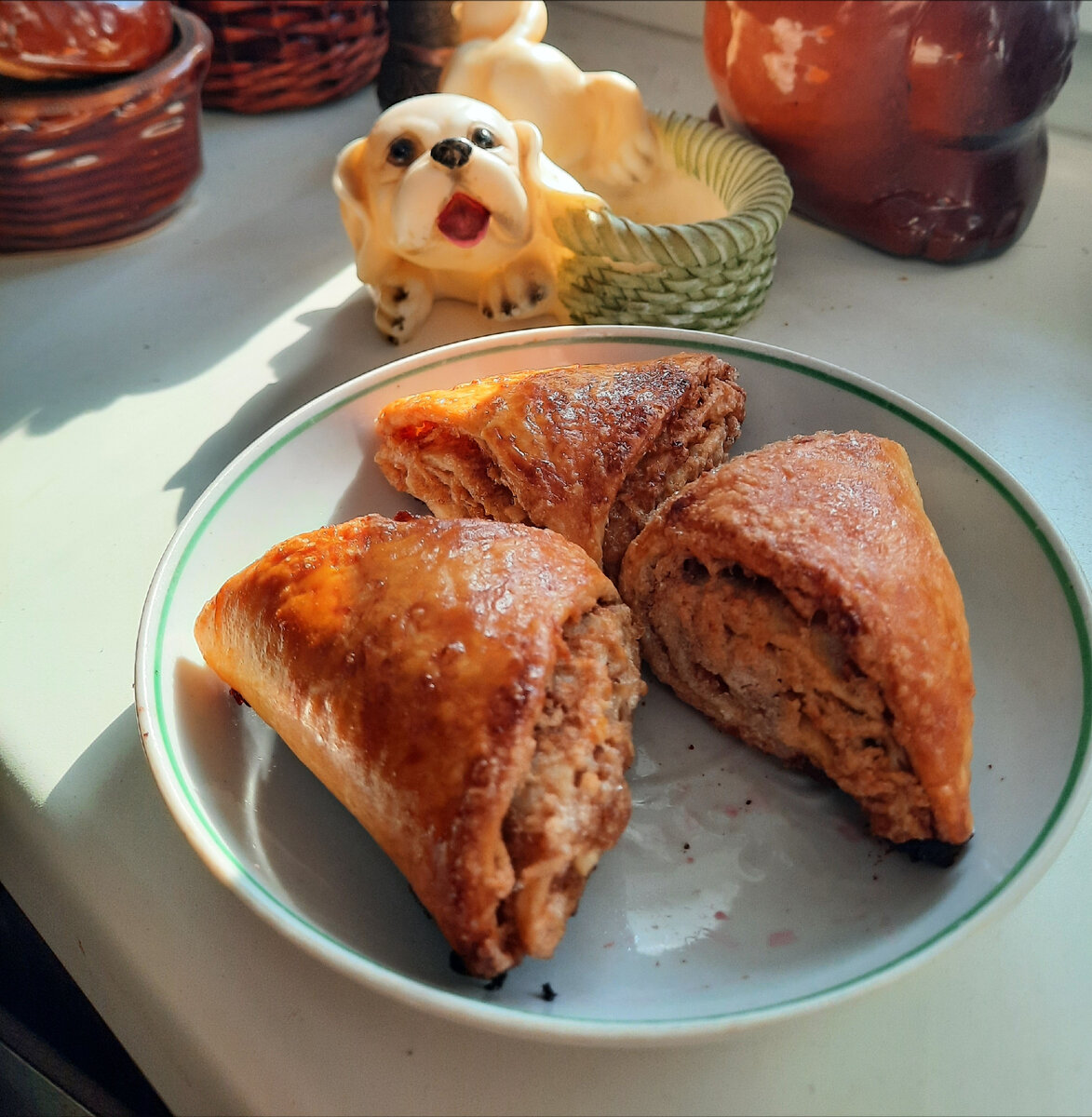 Булочки из слоеного теста с яблоком и корицей