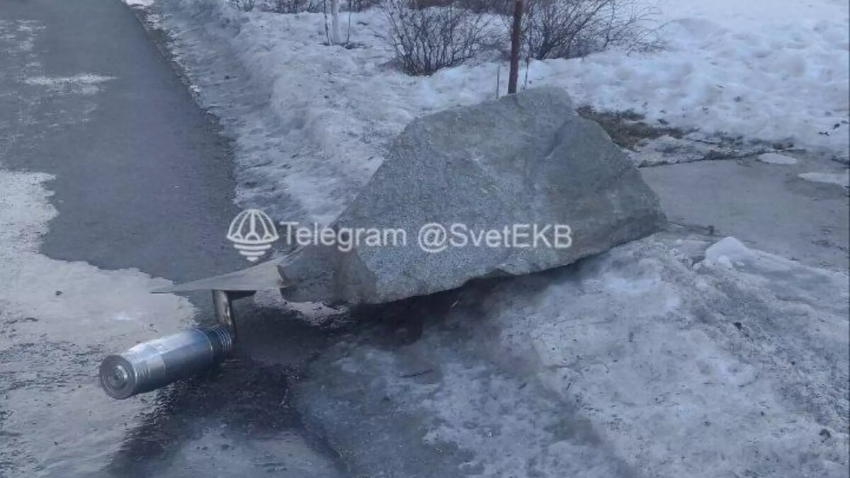 Вандалы в Екатеринбурге повалили на землю памятник строителям на Московской  | Новости Тагила TagilCity.ru | Дзен