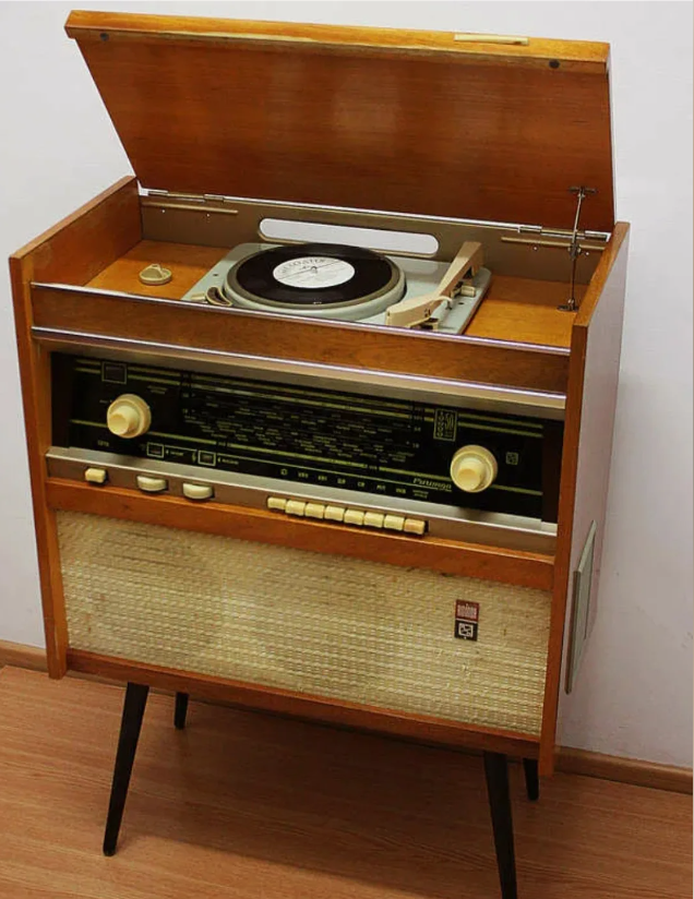 Три года назад мы такой радио проигрыватель выставили на свалку, как же я об этом теперь жалею.