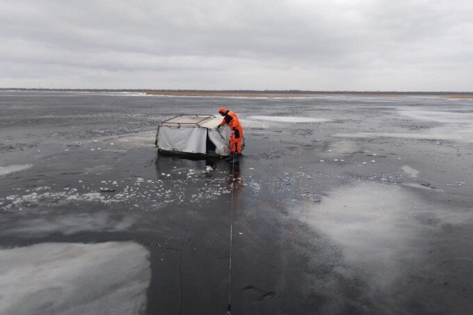  Спасатели ПСО города Новая Ладога пришли на помощь рыбакам, которые провалились под лед Ладожского озера на гусеничном снегоболотоходе.