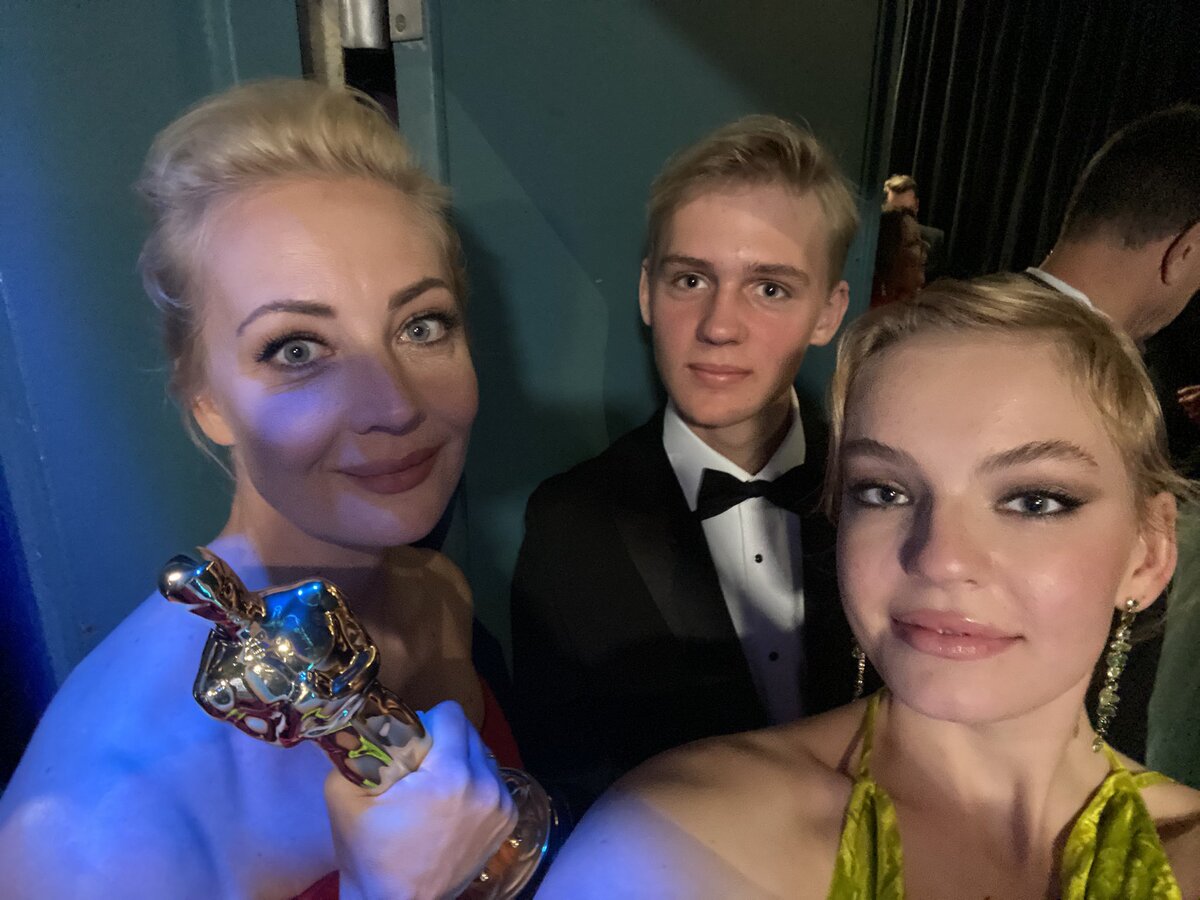 Фото: Дарья Навальная с братом Захаром и матерью Юлией на Оскаре/twitter.com /@Dasha_Navalnaya