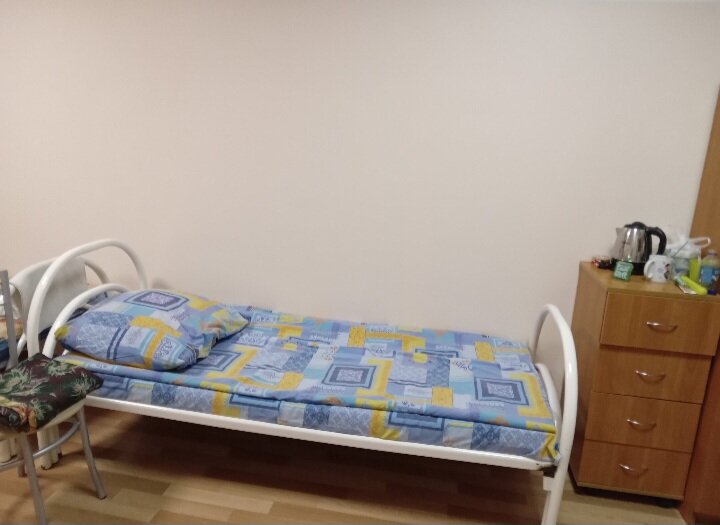 Это койка на санаторном отделении . Постельное белье с рисунком , а не чисто белое как в других отделениях 