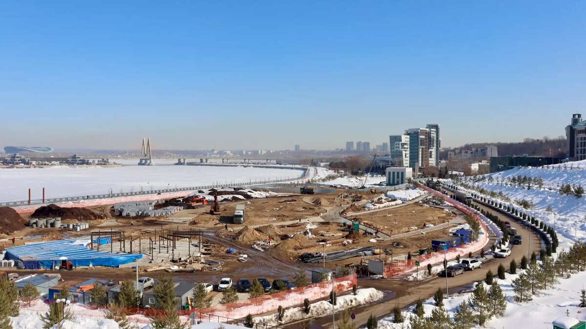     На Кремлевской набережной продолжается активное строительство детского парка, которое обещают завершить к летнему сезону. Корреспондент Inkazan побывал на месте и запечатлел ход работ. Подробнее — в фоторепортаже.