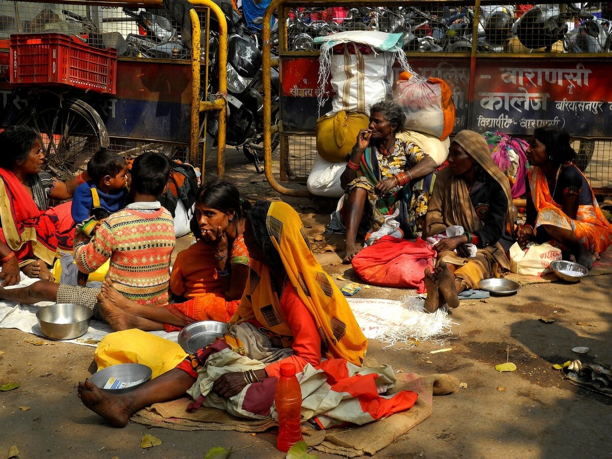 Нищие на перекрестке улиц Мейдагин роад и Гурунанак маркет роад 