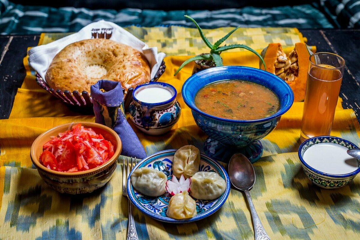 Узбекская кухня, вобравшая традиции Средней Азии и Ближнего Востока, тюркской и персидской культур, формировалась в процессе развития региона как важного торгового перепутья. Ташкент — самый привлекательный город в Центральной Азии для тех, кто хочет обогатить гастрономический опыт.