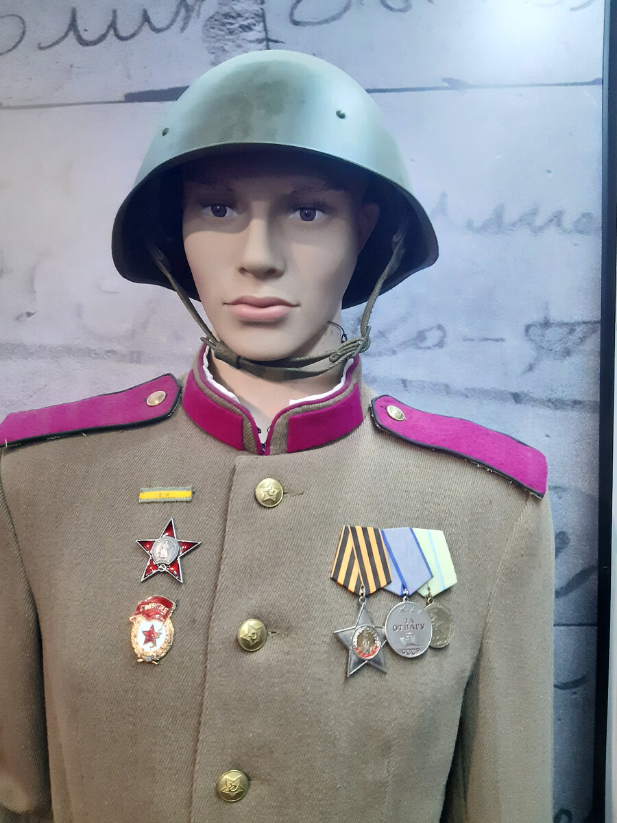 Парадная форма рядового пехоты образца 1943 года. Ордена и медали - муляжи.