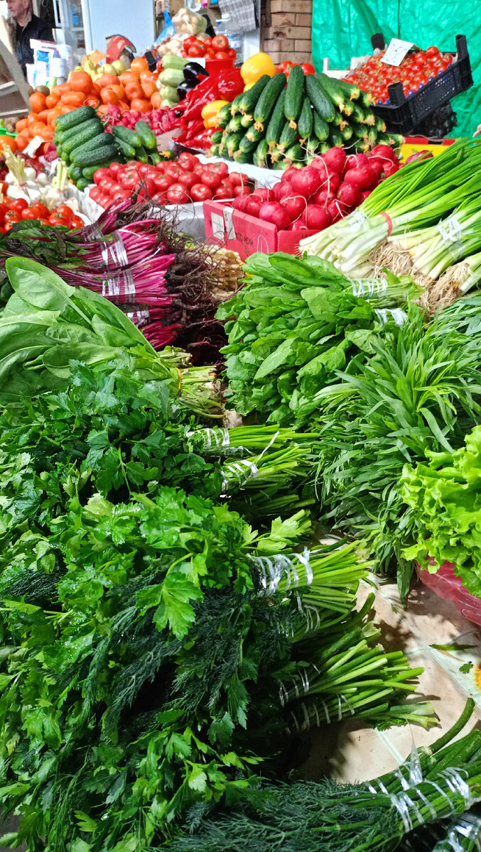 И огурчиков я снова купила. Вот помидоров не хочу, а огурчики идут хорошо у меня ко всему.. А вернее всë идëт с черемшой.. Еë едим со всем и с чем можно