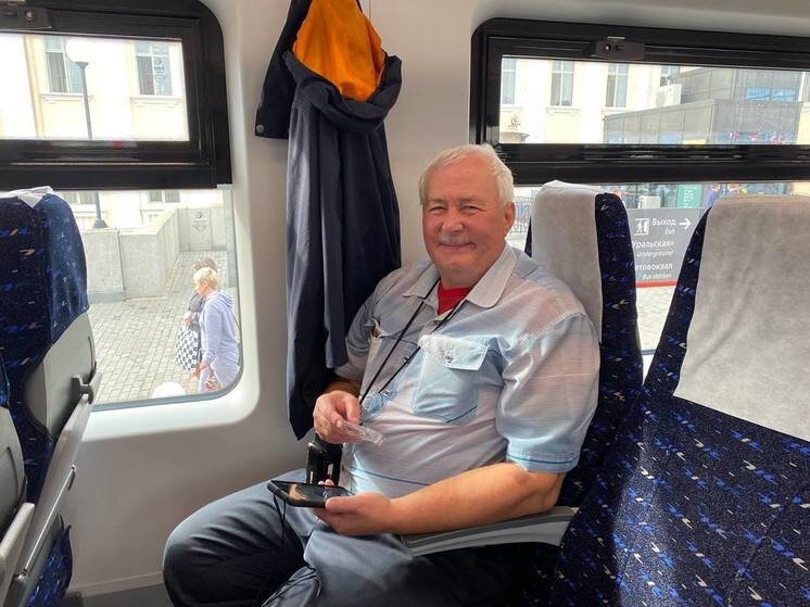 Пассажиры в электричке. Пенсионеры в общественном транспорте. Бесплатный проезд на электричке. Проезд в пригородном транспорте. Пенсионерки в электричке.