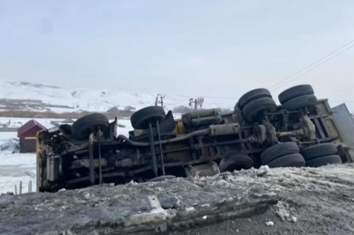    В Оренбуржье самосвал слетел с трассы, водитель погиб