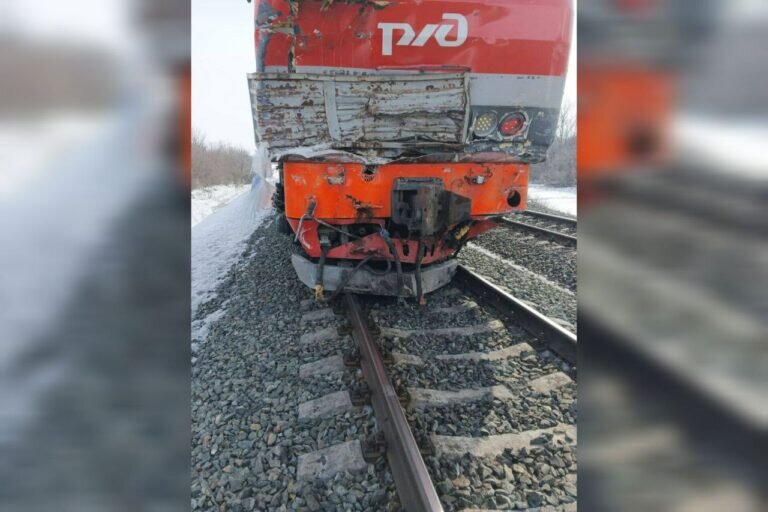    Поезд Орск-Москва протаранил грузовик «КамАЗ». Никто не пострадал Андрей Севостьянов