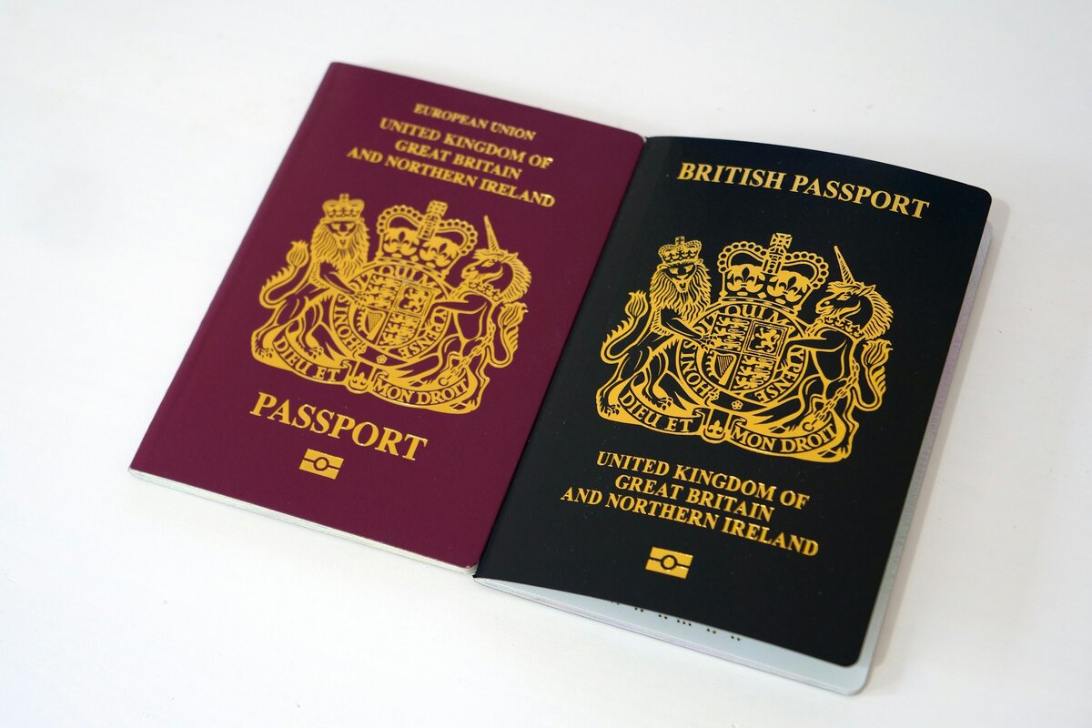    Раньше в Великобритании тоже выдавались паспорта с бордовыми обложками, а после выхода из Европейского Союза цвет изменили на синий.Unsplash
