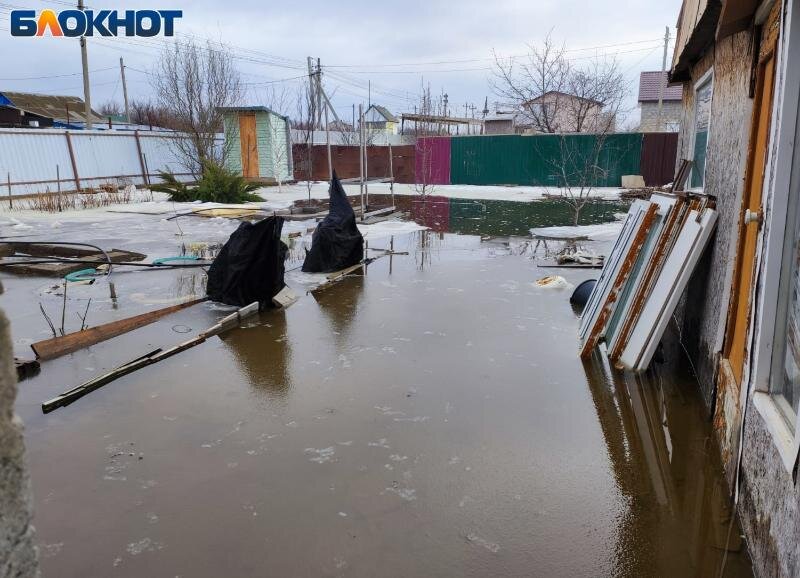    Дом многодетной семьи В Волжском уходит на глазах под воду