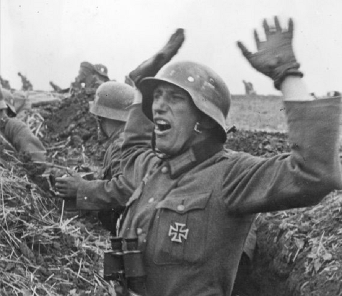Немецкий офицер поднимает солдат в атаку под Харьковом. Май 1942 года