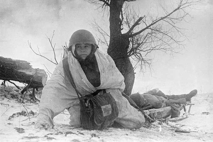 Советский боец санитар в белом маскировочном халате