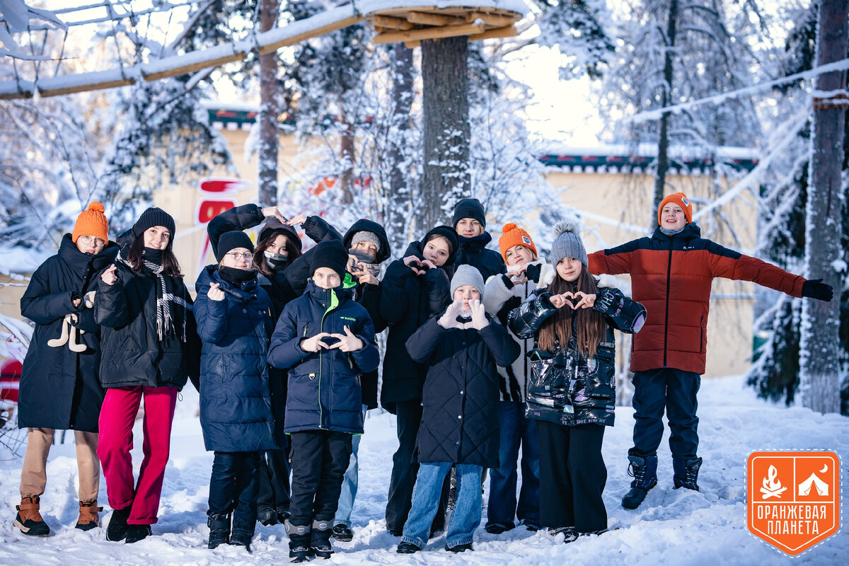 Если вы помните, я говорила о чудесном лагере *Факел+*. Вот фотография моего последнего отряда в этом лагере. Зимняя смена 2024 год. Всем советую. Кстати по другому лагерь называется Оранжевая Планета! 😊