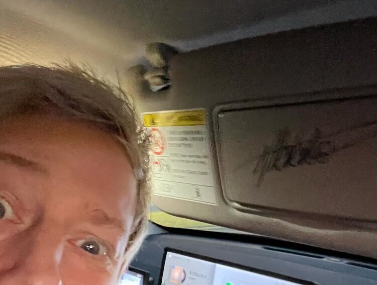 Нил Робертсон оставил автограф на солнцезащитном козырьке а такси. Фото: Instagram / nr147