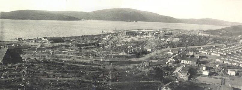 Панорама строительной площадки Мурманского судоремонтного завода Главсевморпути. Справа – временное жилье строителей. Слева в глубине снимка – ангар для гидросамолетов, выполнявших рейсы Мурманск - Ленинград. 1937 г. 