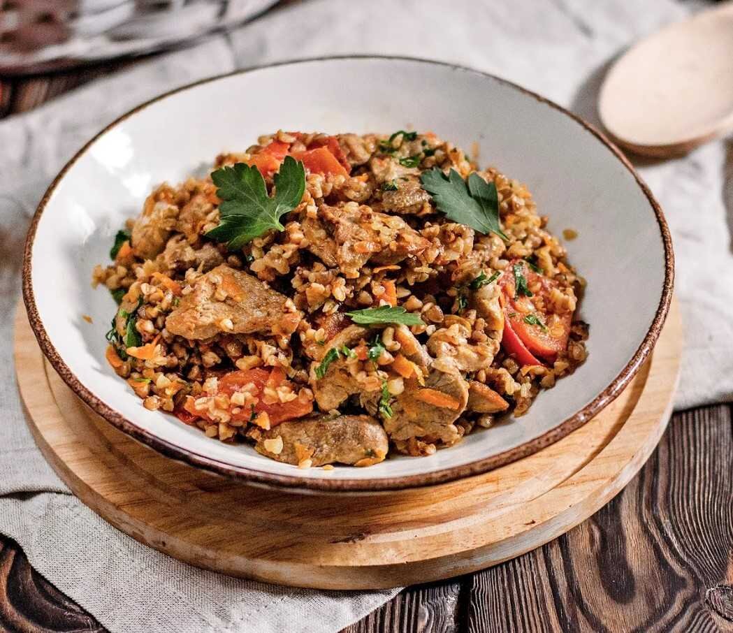 гречка по купечески. гречка с мясом на тарелке. гречка по-купечески с тушенкой. гречка по-купечески со свининой в казане. гречка в казане на костре.