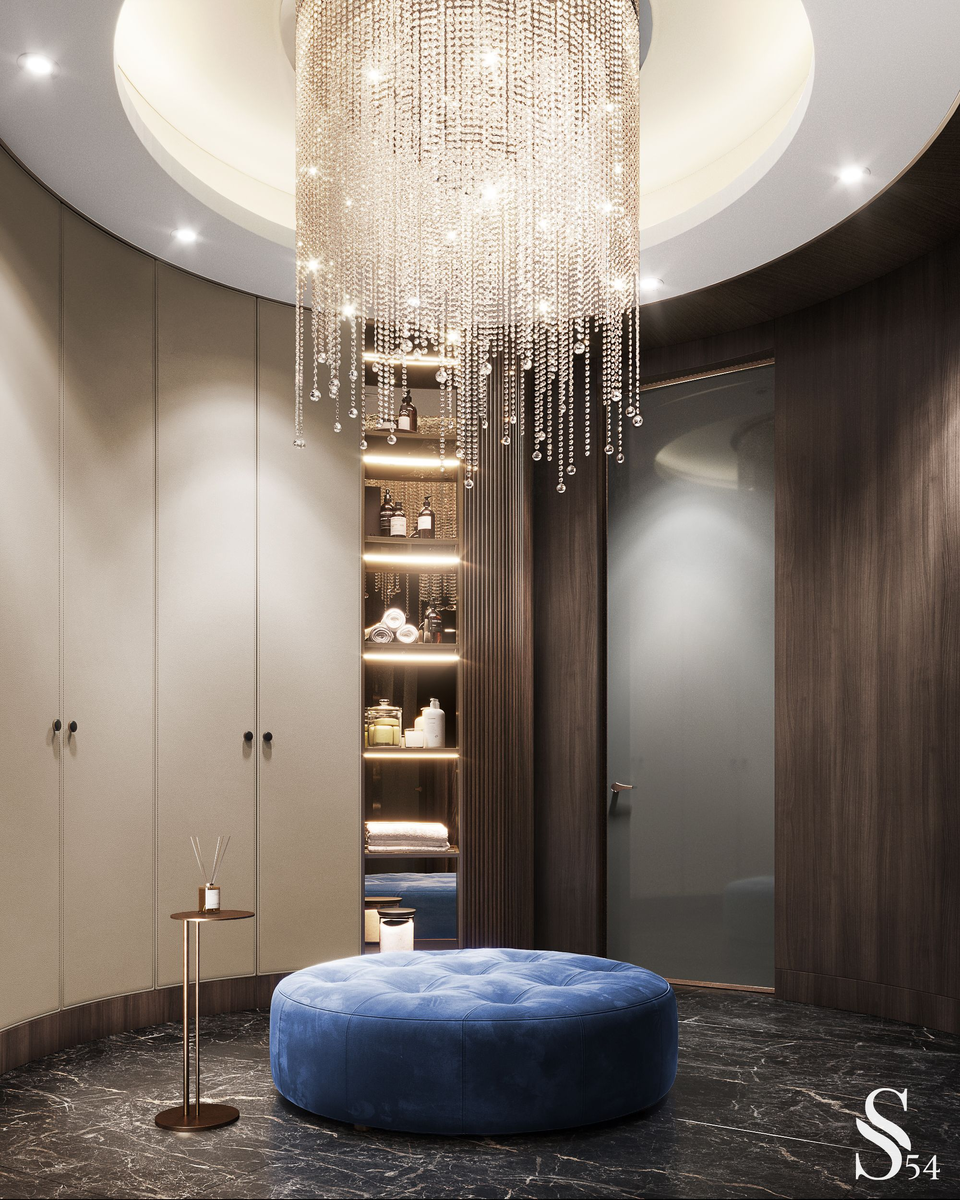 Важно не забывать о компоновке света: массивная потолочная люстра должна дополняться точечным акцентным освещением в функциональных зонах. Например, стоит предусмотреть отдельное освещение для туалетного столика, зоны чтения и гардеробной.