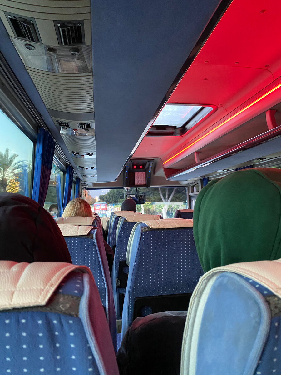 На фото небольшой автобус, который возит из Анталии в ближайшие населенные пункты типа Кемера, Чиралы, Демре и т.д