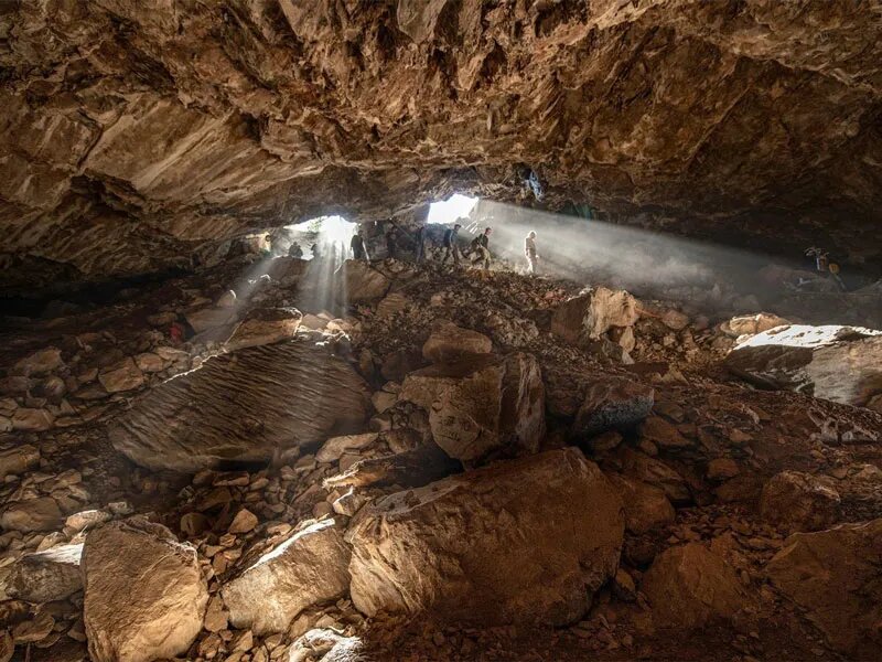 Некоторые археологические данные предполагают возможность того, что прибытие человека в Америку могло произойти до последнего ледникового максимума более 20 000 лет назад и в этой пещере жили первые американцы