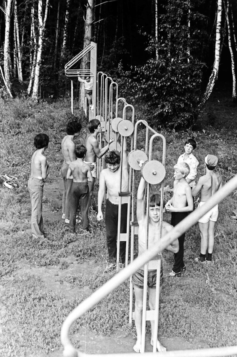 Бердск. Пионерский лагерь "Юбилейный". Совет дружины,гимнастический ...