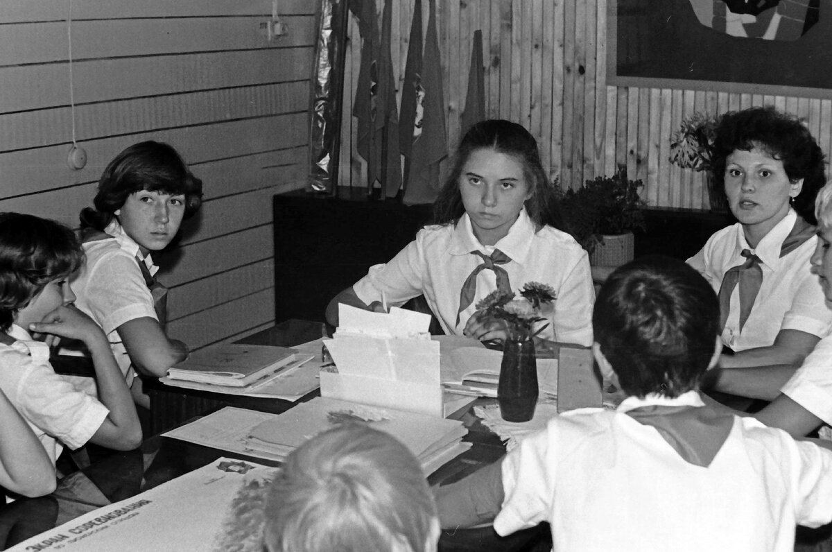 детская книжка лето в пионерском лагере. лето в пионерском лагере. книга юного пионера. книга. книга пионерский лагерь.