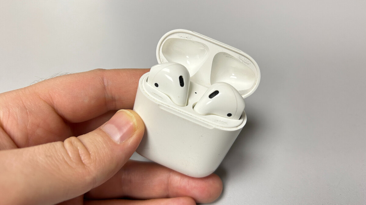 AirPods 1 и 2- самые распространённые наушники для IPhone