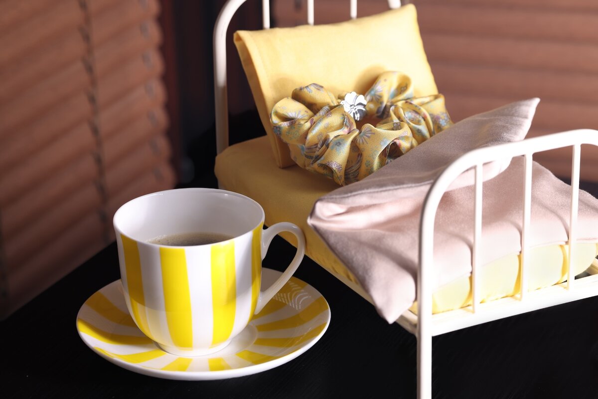 На фотографии представлена шелковая резинка из коллекции российского бренда Mollen