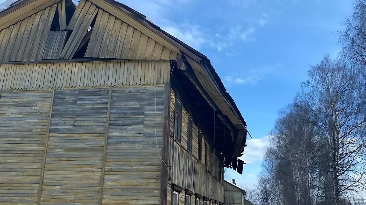     В Ярском районе Удмуртии крыша двухэтажного деревянного дома раскололась под тяжестью неубранного снега.