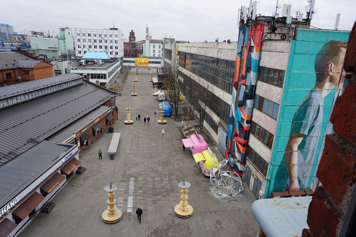 Вид на уличное пространство Севкабель Порт из бизнес-центра