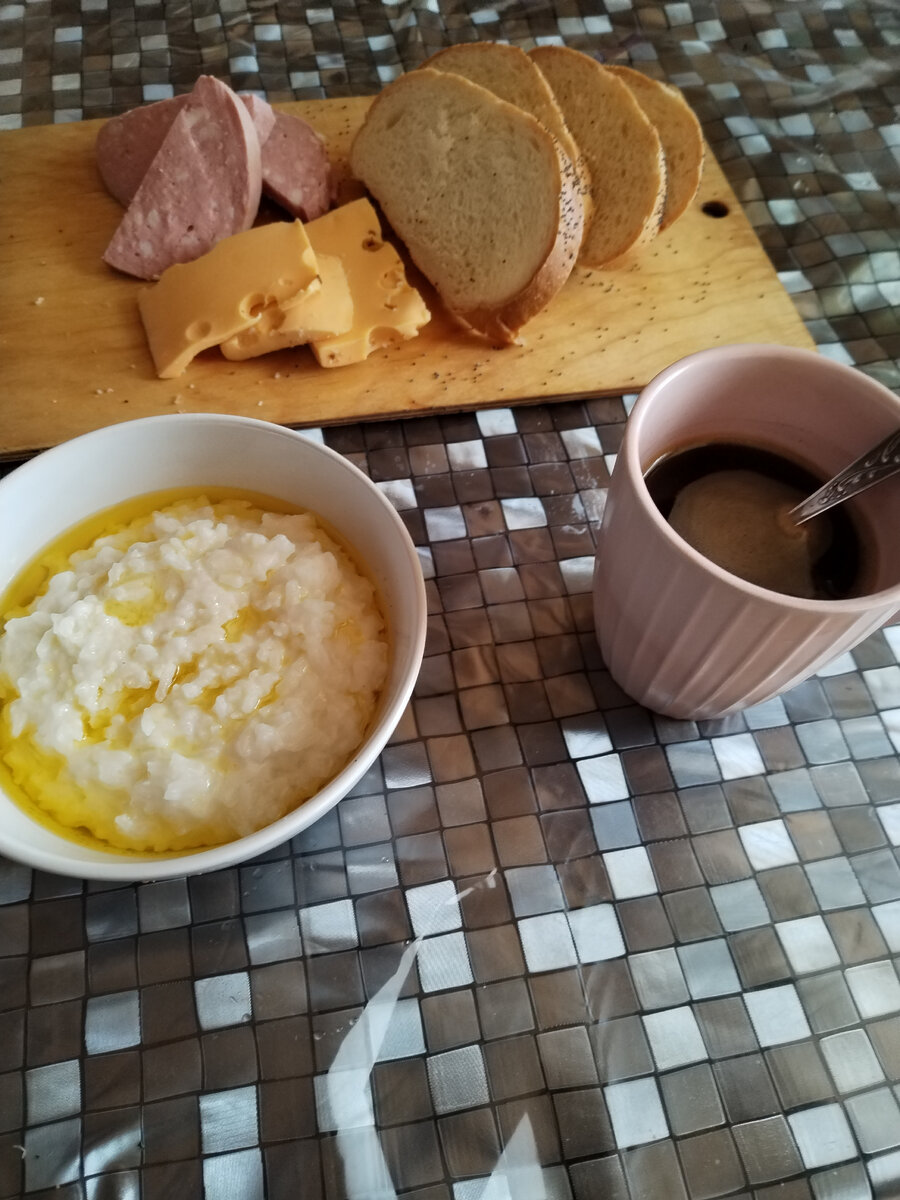 Каша рисовая, бутерброд и кофе. 