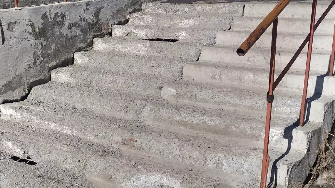     В соцсетях жительница Челябинска напомнила, что еще год назад просила власти починить пешеходную лестницу на улице Молодогвардейцев, которая уже много лет разрушается. Но и сегодня лестница остается в прежнем полуразрушенном состоянии.