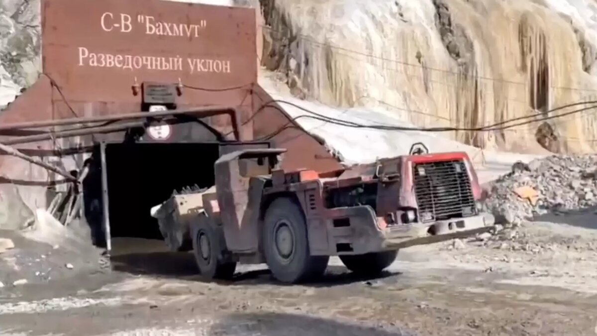     Вахтовики из Башкирии по-прежнему остаются под завалами рудника в Амурской области. Об этом сообщили в МЧС.