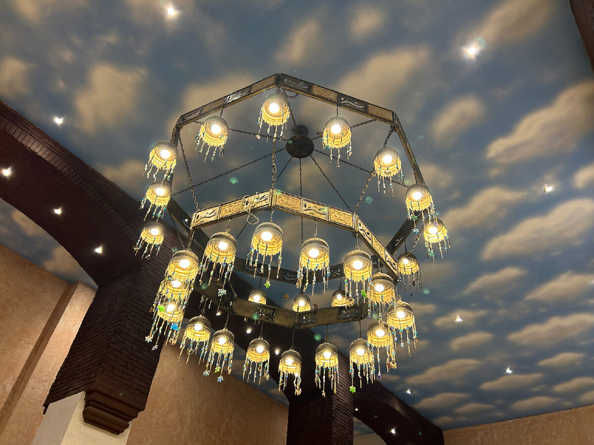 Шикарная люстра в отеле Египта