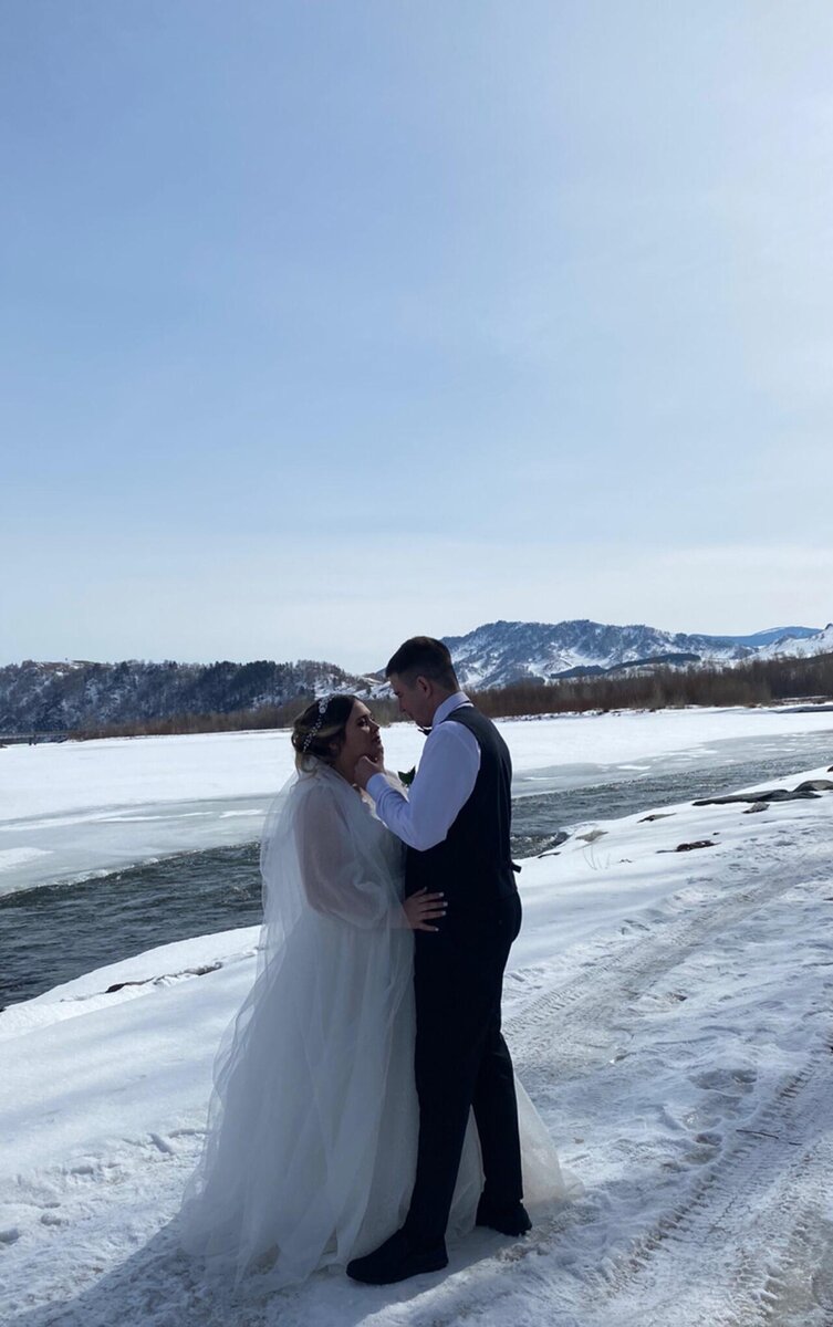 Фото очень нравится. Природа наша, и стремнина на Чарыше незамерзающая, и жених с невестой во всем этом великолепии. Счастья им.