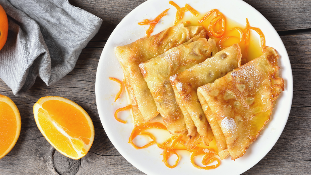 Крепы подают как с сытными, так и со сладкими начинками. Самый популярный десерт – блинчики «Креп Сюзетт» с заварным кремом и карамельным апельсиновым соусом.