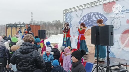 Ходили с дочкой на масленицу в парк, людей было много. Собак оставили дома.