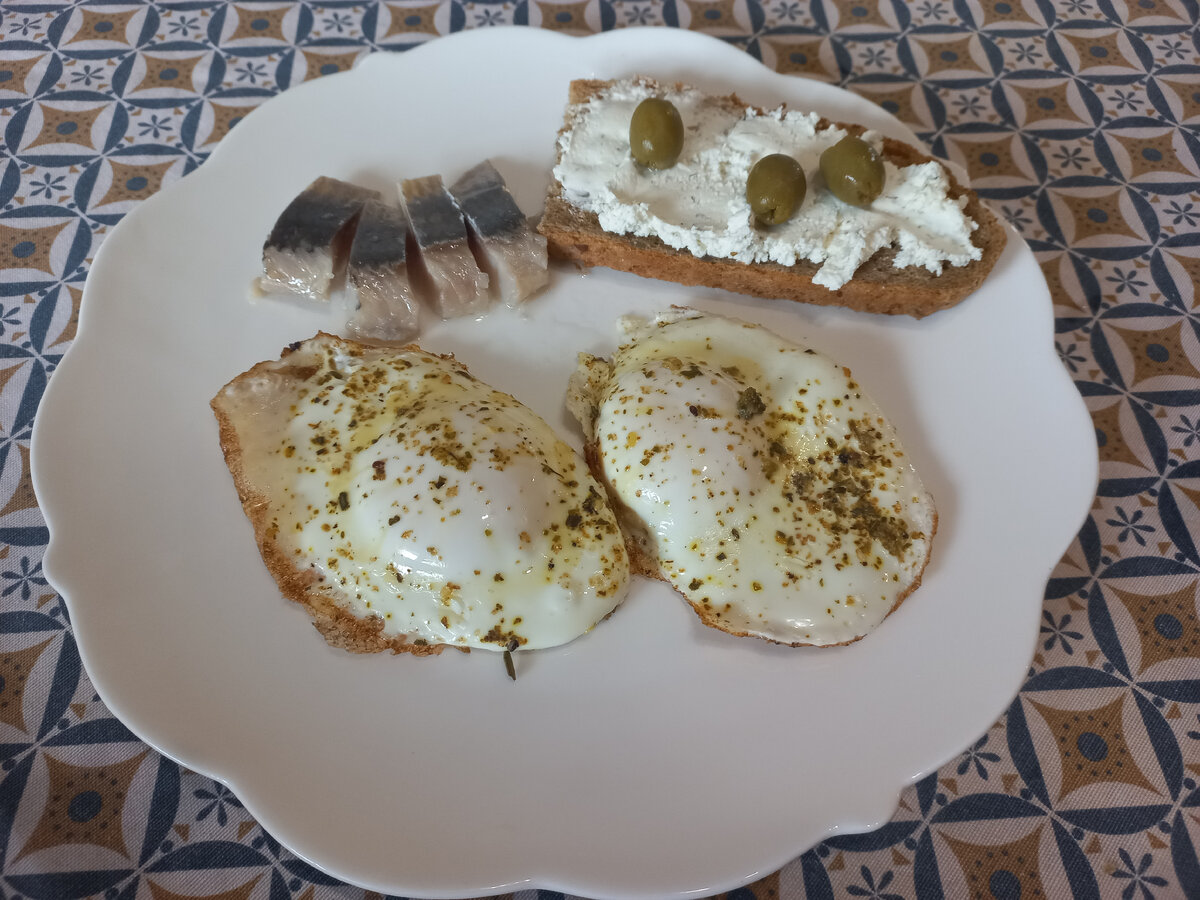 + селедка и бутерброды с творожным сыром. 