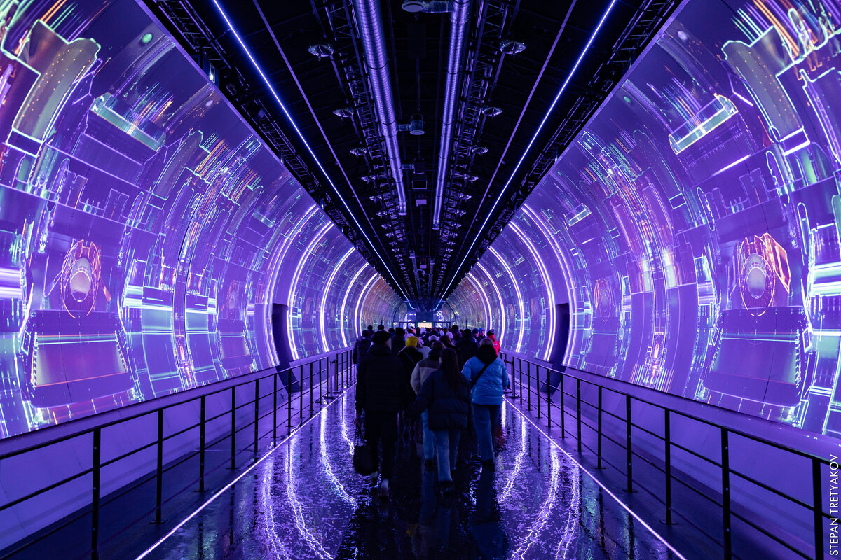 После главного входа вас встречает интерактивный туннель 