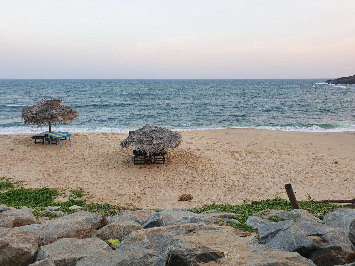 Подход с пляжа к кафе Bay Beach Seafood