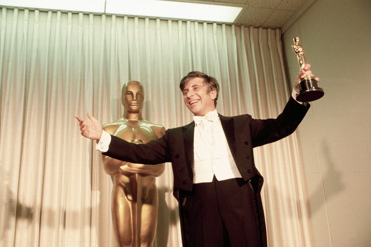    Элмер Бернстайн получает «Оскар» за лучшее музыкальное сопровождение, 1968 год   
Bettmann/Getty Images