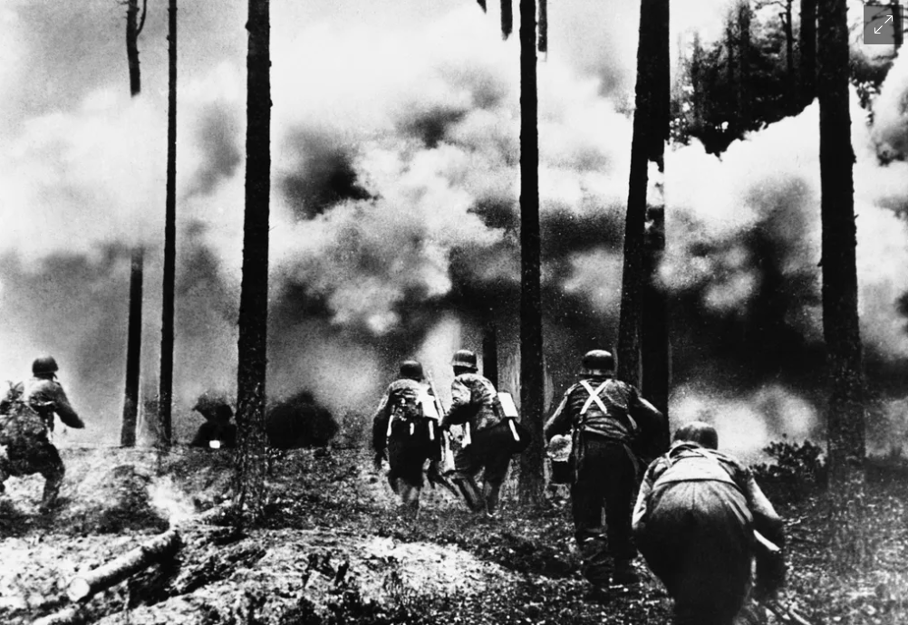 Блокада Ленинграда (фото ноября 1941 года): Чудовищное военное преступление - квалифицируется ли оно как геноцид? © AP