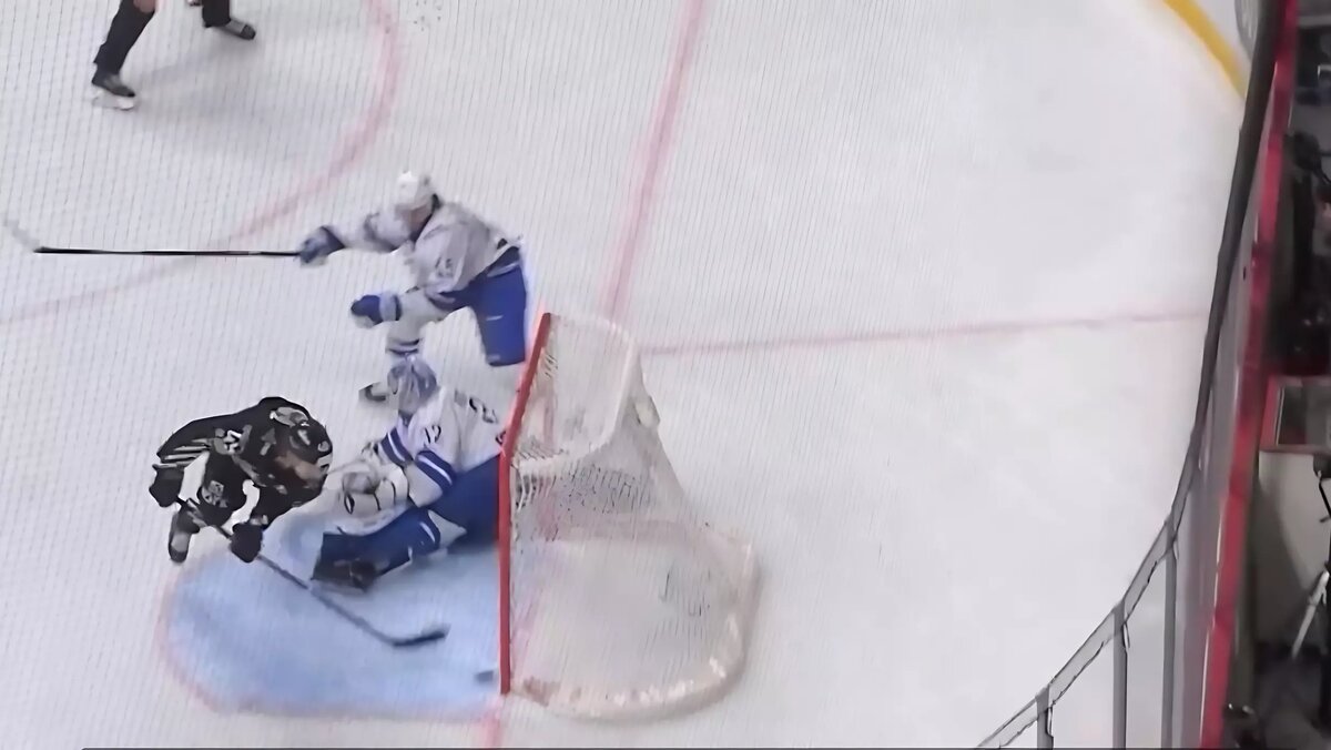     Сегодня Челябинск торжествует. Команда «Трактор» одержала четвертую подряд победу в серии плей-офф с московским «Динамо» и прошла в полуфинал розыгрыша Кубка Гагарина.