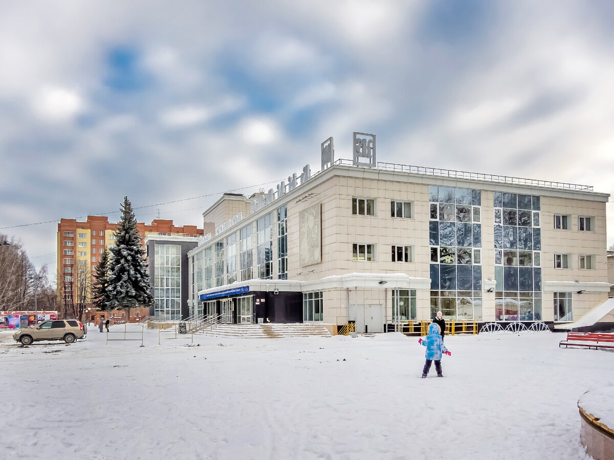 По Бердским улочкам и дворам. У дома культуры 