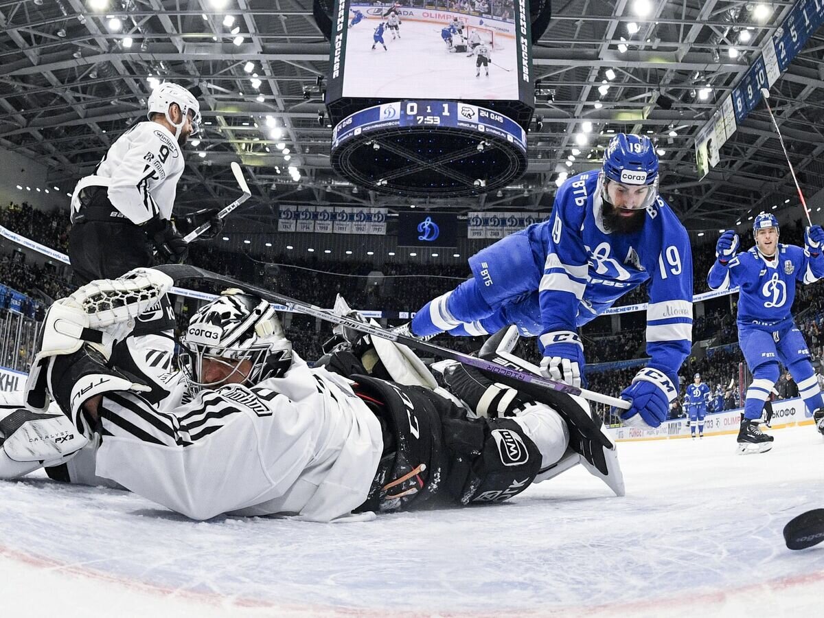    Хоккеисты "Трактора" Виктор Антипин и Зак Фукале в борьбе против динамовца Эрика О'Делла © РИА Новости / Сергей Бобылев